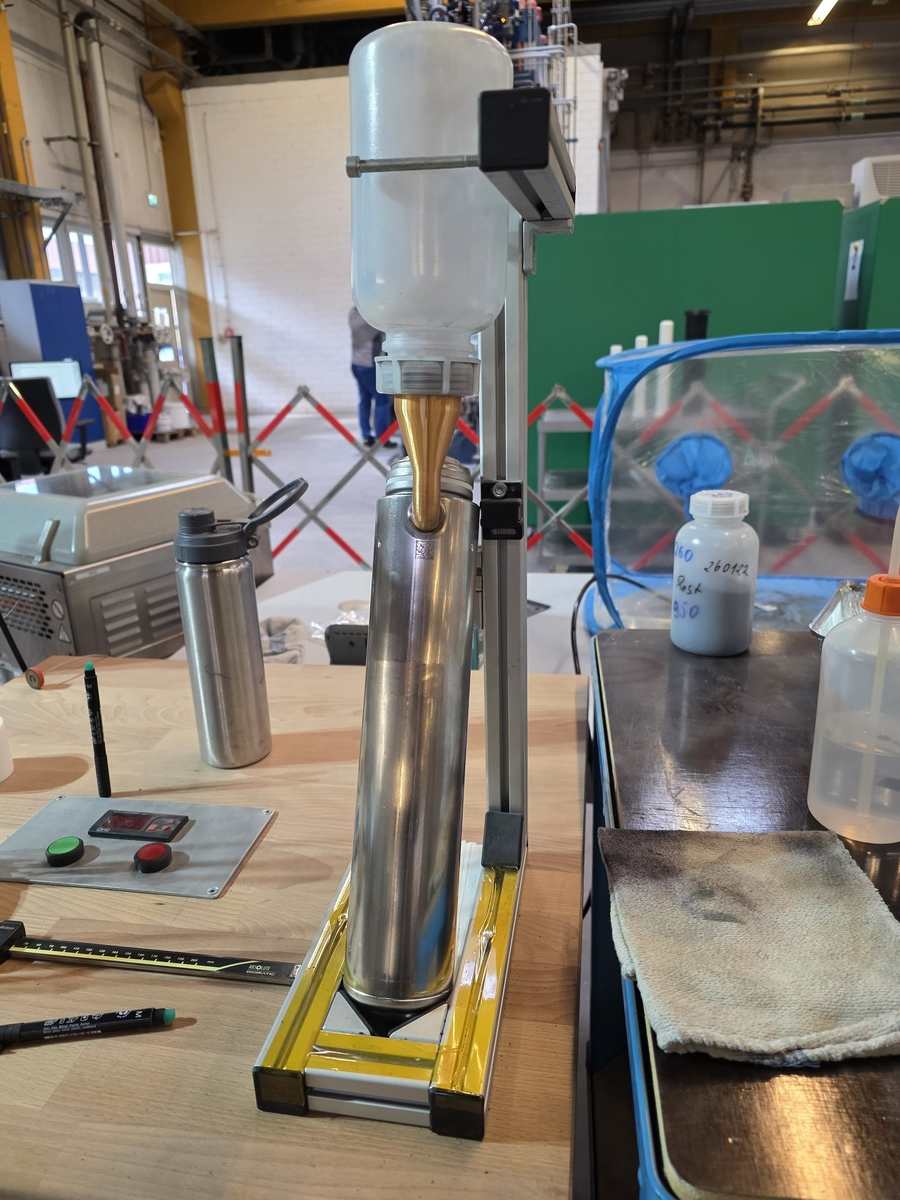 Filling-cell-with-cathode-material